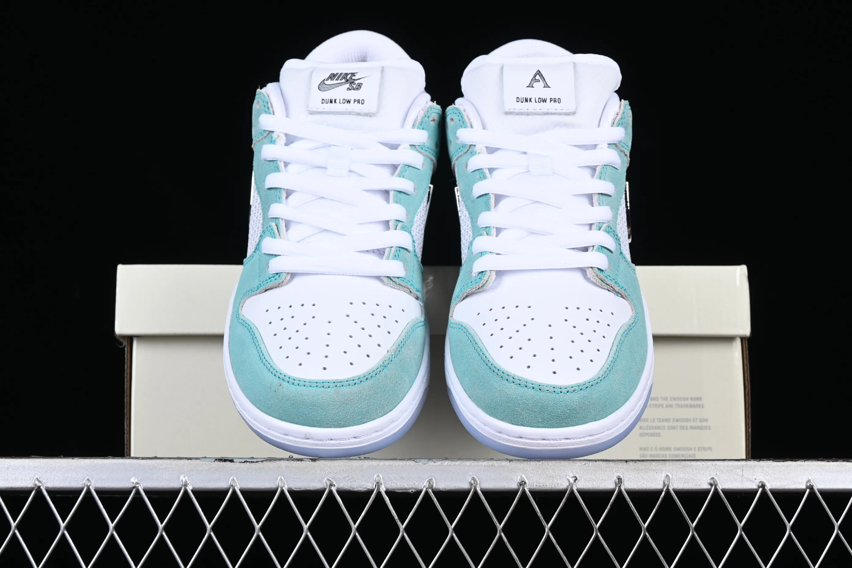 All categories Nk SB Dunk Series Nk SB Dunk Low low-top sneakers April Skateboards x Nk SB Dunk Low joint model Frozen Rose SB smashed backboard fashion casual sneakers FD2562-400
